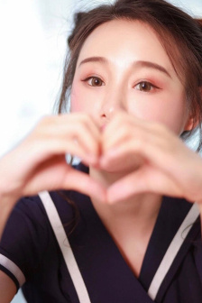 两女一杯